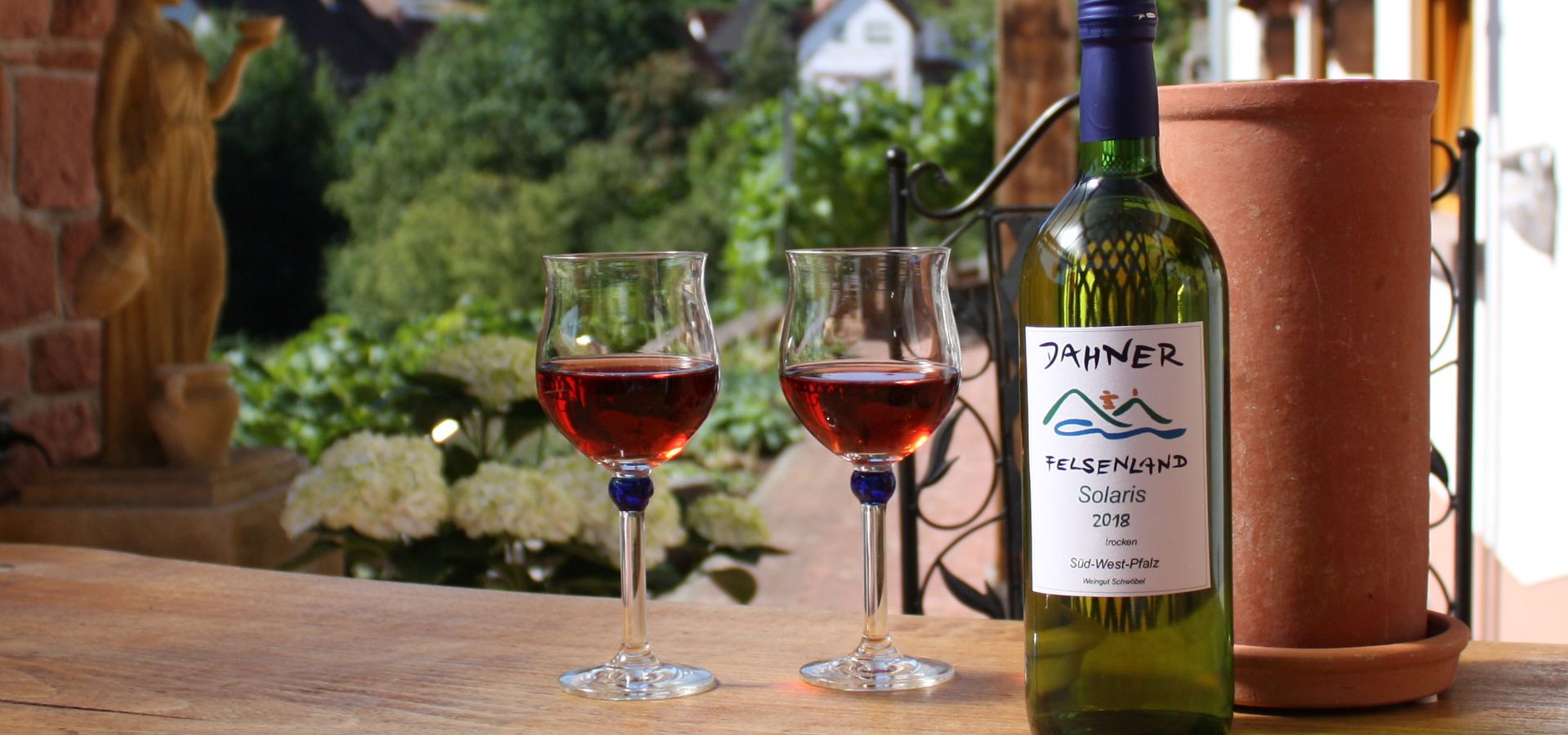 Terrasse mit Weingläsern